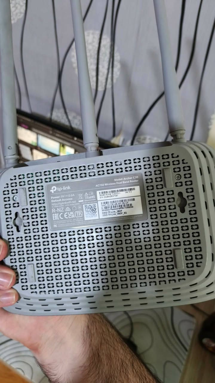 السلام عليكم

راوتر Tp-link Archer C20  شغال بدون أي مشكلة. 
سبب البيع: تطوير الراوتر لفئة أعلى تناسب احتياجي. 

بعض المميزات:

1. يدعم تقنية AC اللاسلكية لبث نت مستقر وسريع بترددين مختلفين.
2. سرعة إجمالية تصل لـ 750Mbps (433 على 5GHz و 300 على 2.4GHz).
3. مجهز بـ 3 هوائيات خارجية توفر تغطية واي فاي ممتازة لكل الغرف.
4. يدعم وضعيات تشغيل مرنة (Router, Access Point, Range Extender).

السعر 25 الف واصل لباب بيتك.


**إذا كنت صاحب هذا الإعلان وتريد حذفه لأي سبب، رجاءا أرسل رسالة إلى الدعم الفني**