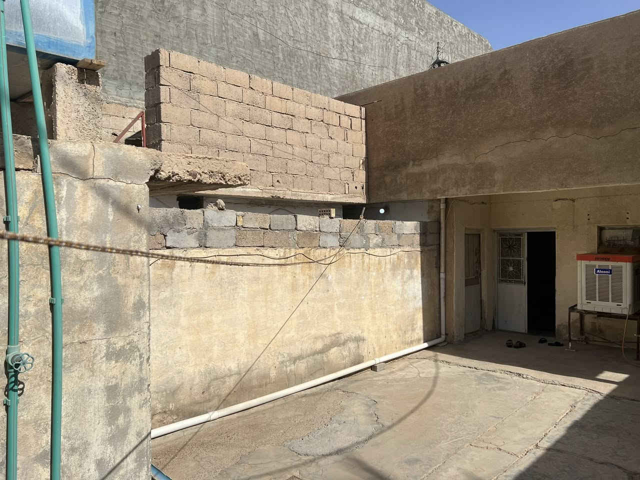 السلام عليكم بيت للبيع في حي نزال خلف جامع عبدالعزيز السامرائي مساحه ٢٢٣ بالسند واقع حال اكثر طابو سند صرف بناء قديم معزول بيت ومشتمل وحاليا كاعدين بي مئجرين يتكون من ٣ غرف نوم وصاله ومطبخ وحمام داخلي وخارجي شارع 8 للاستفسار اكثر اتصال على رقم صاحب البيت ***********
