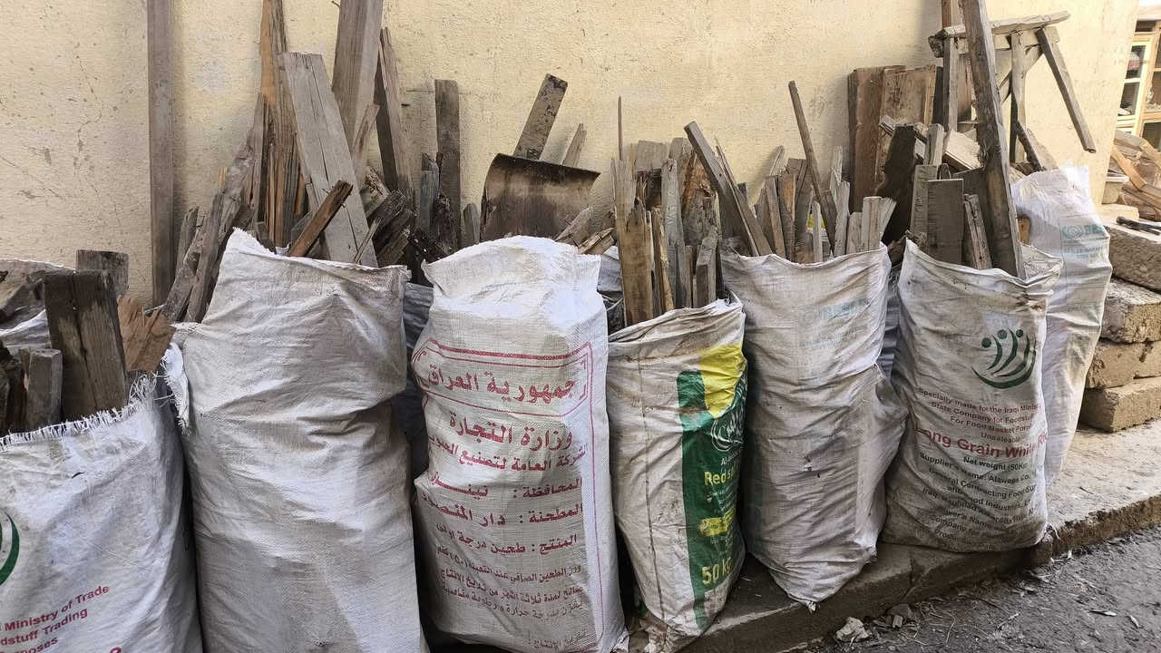 السلام عليكم خشب 18كونيه ابواب 6بيهم سكبات 2مكاني جانب الايمن حي زنجيلي قرب افران  بغداد رقم الهاتف ***********..***********
