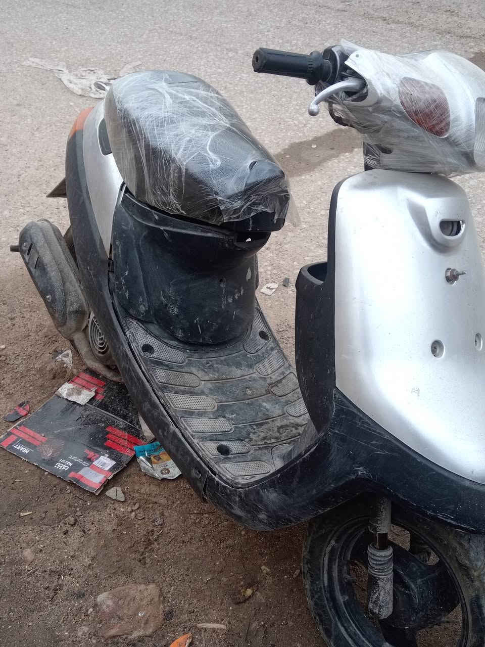 دراجة بطة أوراق شغالة ابيع كوم حديد ١٥٠ وبيها مجال قليل
***********
