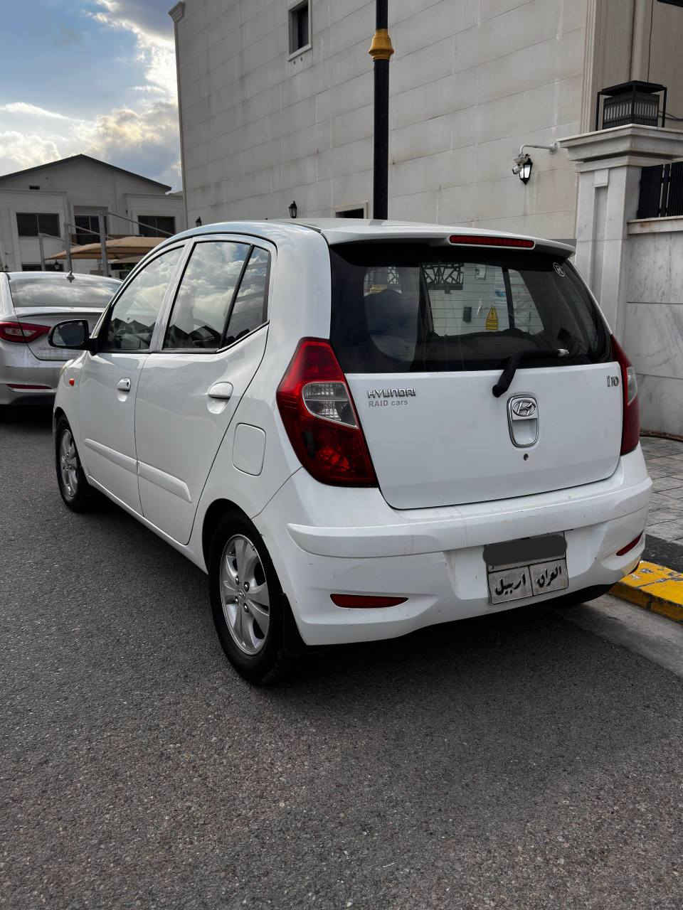 مۆدیل 2012 و گێر عادیە و زۆر خاوێنە
تەنها  دەرگای سایقی سبوغە  و پێشیشی کەمێک لێدانی هەیە بێ ژۆرێ
چوار تایەی نوێی لەسەرە 
*********** أربيل, العراق
