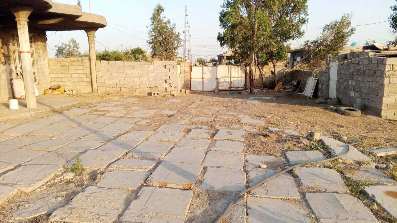 سلام عليكم بيت البيع مساحته دونم 
استقبال وثلاث غرف وصاله ومطبخ خارجي واسط النعمانيه طريق الشوملي قرب شارع المطار  
الاستفسار ***********
