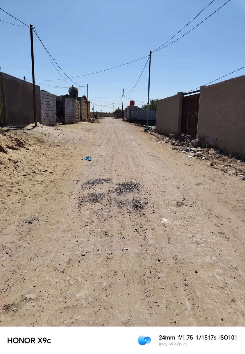 هيكل البيع بي غرفتين وهول وبراني ومطبخ وحمام داخلي ومناور شوفت عينك مثل ماواضح بصوره قرب جملت العزوز  متوفر ماء كرهباء مدرسه  شارع ٨ متار
مستعجل على بيعته *********** نتصل
