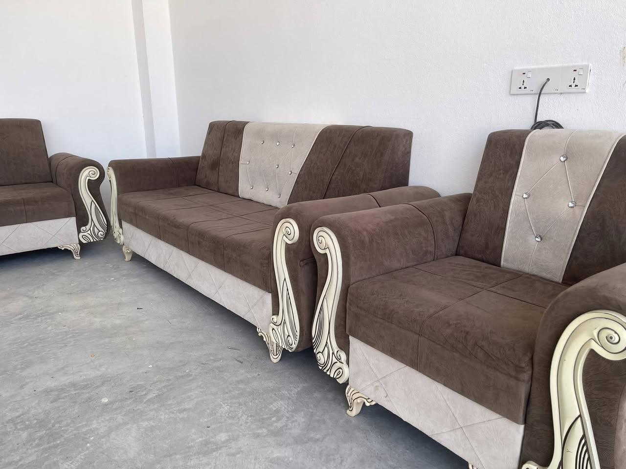 تاقمی میوان
هاتینەوە بەشتێکی جوانو هەرزان 
تاقمی میوان 10نەفەری دەست کردە 
بێ عەیبە زۆر پاکو خاوێنە
ژم***********
