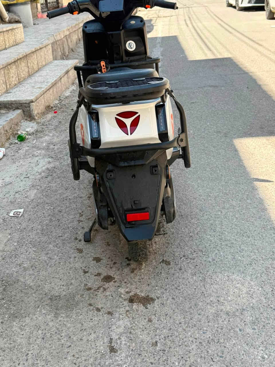 السلام عليكم
دراجه شركة ياديا GT60 

ماخضه من شركة سيزر قبل ٣ اشهر ماشيه 0kمتر 

وهسه ماشيه 1750 ما متعوبه ابد دراجه نضيفه بشكل 

وبيه حساسات مانع انزلاق وحساس استان كهربائي حساس جبلي 

نظام 3سرعات. بيه R. /d 

الشاحنه مالته الاصليه موجوده مال الشركه 

مشموله بالضمان 
ضمان لحد 20 الف كيلو 
ملف 1500
القدره القصوى 2500واط
بطاريه گرايفن
حجم البطاريه 25 امبير / 75 ڤولت
6 بطاريات 
الويل الامامي 12 انج الخلفي 10
سرعتها 64 كيلو متر حقيقي 
الشحنه الوحده تمشيك من 65 إلى 75 k

الدراجه مكانه البلديات ماطالع خارج البلديات بيه ابد بس من البيت  لشغل فقط ما متعبه ابد مخليه عله حالت الوكاله 

مكاني البلديات رقم الهاتف *********** موجود واتساب ورصيد 

الشراي بي خير ويدلل

