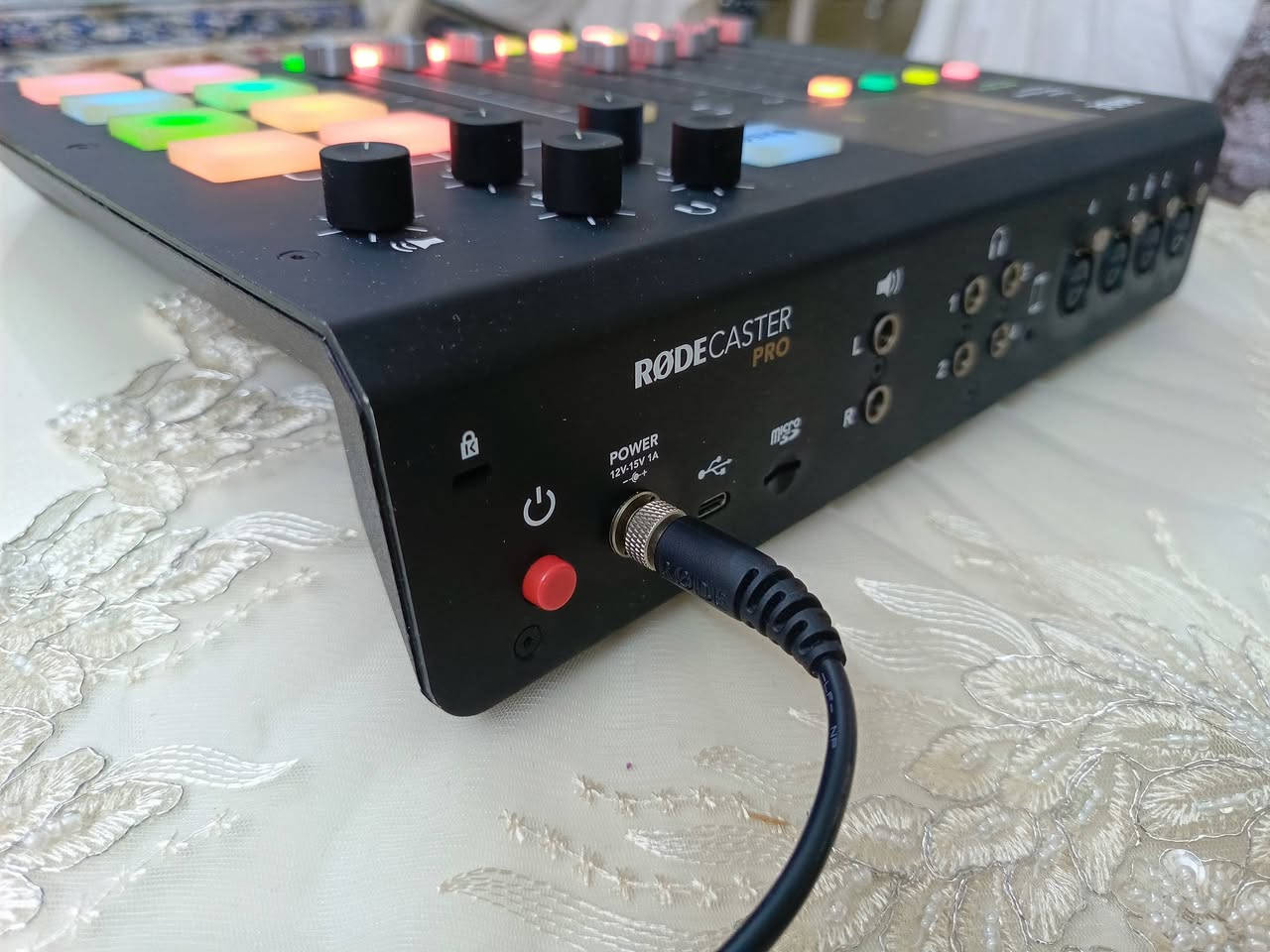 Rodecaster Pro
حقق حلمك في عالم البودكاست والبثوث بجودة المحترفين! أطلق العنان لإبداعك مع Rodecaster Pro. سجل حلقاتك بصوت نقي ومؤثرات استثنائية، وابهر جمهورك بمدى احترافية الصوت ودقته . هذا الجهاز يستخدمه المحترفين في القنوات الفضائية و كذلك صانعي المحتوى لسهولة استخدامه واحترافيته.

الميزات الرئيسية

مدخلات متعددة للميكروفون: يحتوي الجهاز على أربعة مداخل ميكروفون XLR من الدرجة الأولى (studio-grade preamps)، مما يتيح تسجيل ما يصل إلى أربعة أشخاص في نفس الوقت بجودة صوت ممتازة.

تسجيل مستقل: يمكن التسجيل مباشرة على بطاقة microSD دون الحاجة إلى جهاز كمبيوتر، مما يوفر مرونة كبيرة في مكان التسجيل.

اتصال بالكمبيوتر: يمكن أيضًا توصيل الجهاز بالكمبيوتر عبر USB واستخدامه كواجهة صوتية قوية (audio interface) لتسجيل المسارات الصوتية بشكل منفصل (multitrack recording) لمرونة أكبر في مرحلة ما بعد الإنتاج.

وسادات صوت قابلة للبرمجة (Sound Pads): يتضمن ثماني وسادات يمكن برمجتها مسبقًا لتشغيل مؤثرات صوتية أو موسيقى أو مقدمات ونهايات (intros and outros) أو إعلانات بلمسة زر واحدة، مع إمكانية تخزين ما يصل إلى 64 صوتًا مختلفًا.

معالجة صوت مدمجة: يشتمل الجهاز على معالجة صوت قوية مدمجة، بما في ذلك ضاغط (compressor)، وبوابة ضوضاء (noise gate)، وفلتر عالي الترددات (high-pass filter)، ومزيل الصفير (de-esser)، ومعادل صوت (equaliser) ثلاثي النطاقات، بالإضافة إلى مؤثرات صوتية احترافية من APHEX مثل Aural Exciter™ و Big Bottom™.

شاشة لمس ملونة: يتميز بشاشة لمس ملونة كبيرة وبديهية لتسهيل التحكم والإعدادات، بما في ذلك ضبط مستويات الصوت التلقائي.
اتصال لاسلكي: يتضمن قنوات اتصال عبر البلوتوث و USB لإجراء مكالمات هاتفية أو دمج الضيوف عن بعد بسهولة في البودكاست أو البث المباشر.

السعر 480 الف
#ملاحظه . . مكاني اربيل ولا يوجد لدي توصيل.


**إذا كنت صاحب هذا الإعلان وتريد حذفه لأي سبب، رجاءا أرسل رسالة إلى الدعم الفني**
