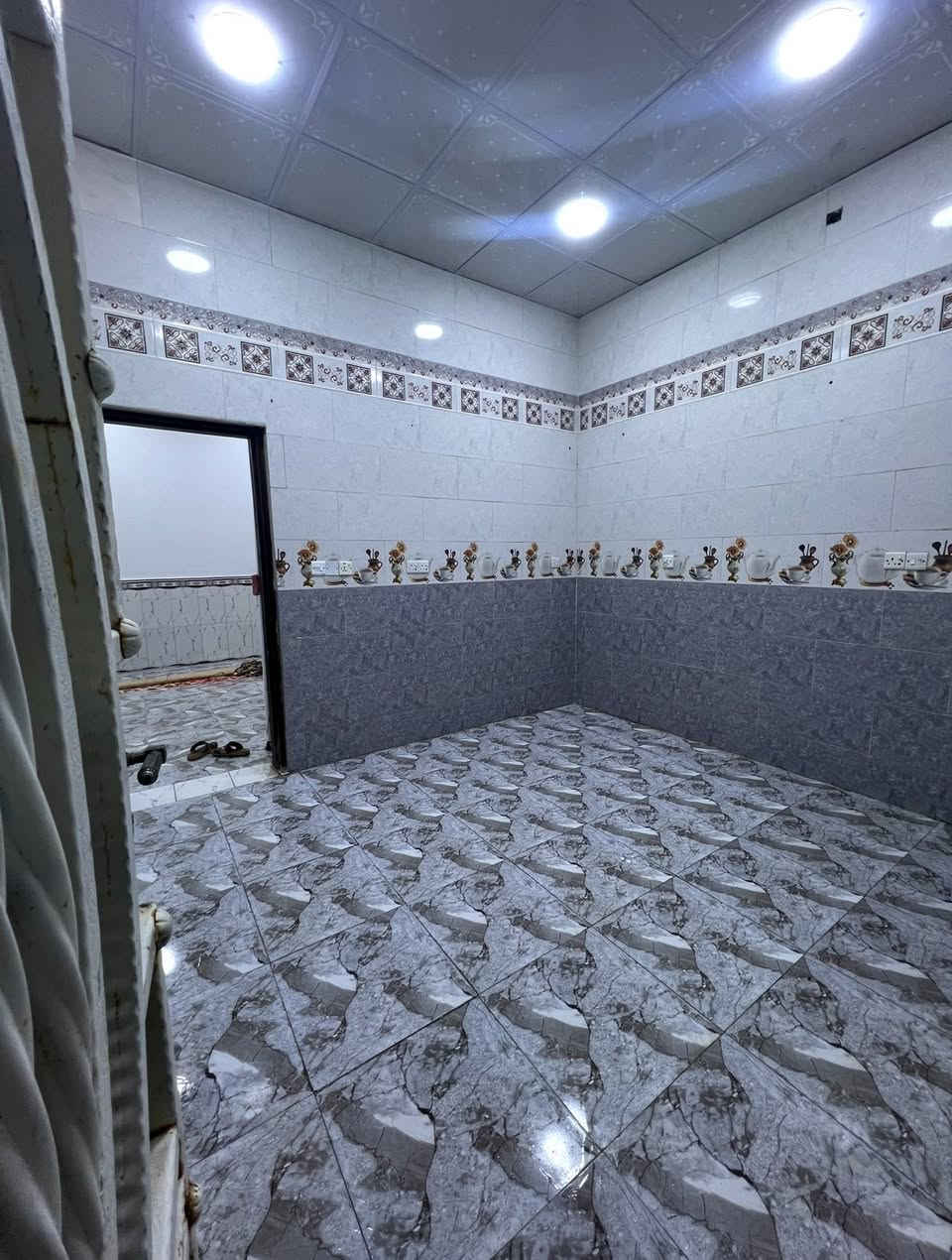 بيت للبيع في الجزيره الفيروزيه شارع ١١ تبليط شارع مرتب  مساحة البيت ٣٠٠ يحتوي البيت على غرفتين واستقبال وصاله ومطبخ وكندور ومنور مفتر على البيت  والارضيه بورسلين والكراج يسع سيارتين وحديقه كبيره والطابق الثاني أربع غرف واصل للسقف نظام الشقق ويصير درج خارجي للشقه ينزل على منور جانبي يطلع على الكراج ويمكن فتح باب مفصول للخارج والشقه ثانيه مشتركه مع البيت تنزل على الدرج الداخلي بناء البيت بلوك والطابق الثاني فرمستون  ***********
