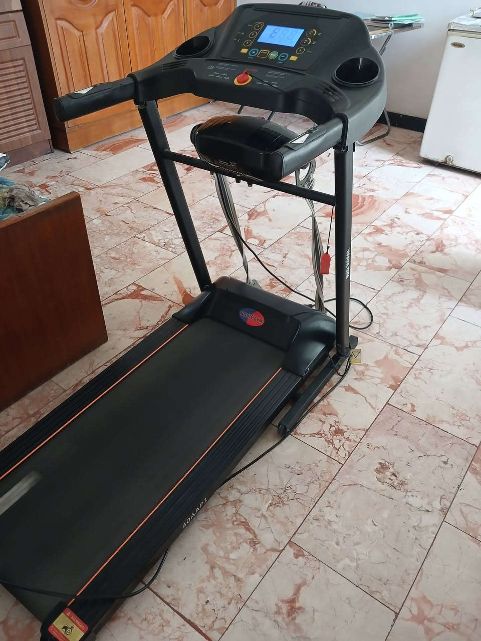 السلام عليكم ورحمة الله وبركاتة جهاز جري نظيف  مستعمل قليل جدا يحتوي على جهاز تكسير الدهون مدمج مع الجهاز يتحمل وزن 180 كيلو السعر 250 الف العنوان  بغداد/الدورة/ حي الصحة / ***********
