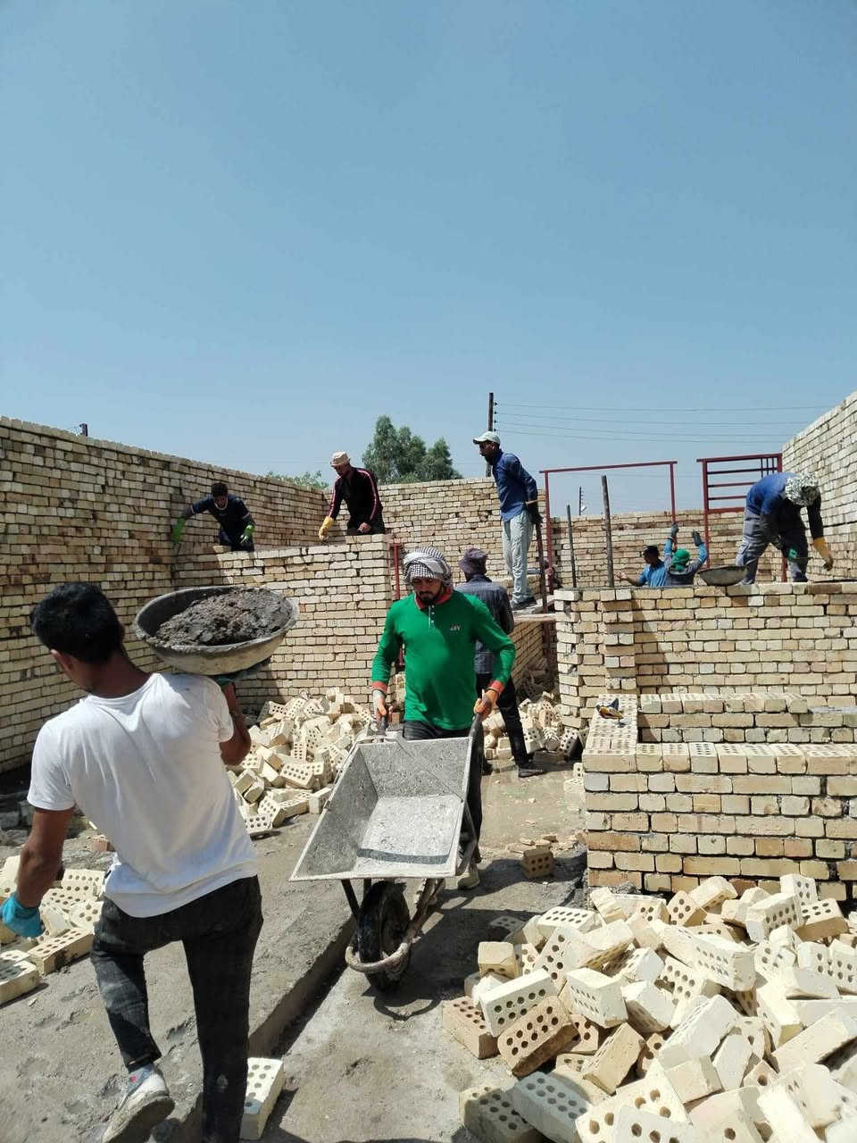 عملنا في بغداد فقط تسليم مفتاح كرسته وعمل ترميم إضافة بناء تسليم هيكل عظم بدون باب وشباك سعر المتر المربع للهيكل كرسته وعمل 160 الف يتضمن الفقرات التاليه
دفن وتعديل الأرض بمادة السبيس مع مستوى وزن الشارع
مع الحدل بحادله كبيرة
رش مبيدات كلوردين قاتل الحشرات
تسقيط وتخطيط الخارطه على الارض مع فرش نايلون زراعي نوعيه جيده
عمل المجاري حسب مخطط الخارطه نوعية امل الشريف المصري
تسليح الرفت يكون حسب مخطط الخارطه مع حصيرتين تسليح
صب الرفت بمواد درجه اولى اسمنت مقاوم رمل اخيضر حصو مكسر او صب بم  كونكريت جاهز حسب طلب الزبون
يكون ارتفاع الرفت ٤٠ سم
صب بتلو ٢٠ سم حسب المخطط
بناء بالطابوق الجمهوري بارتفاع 3.20للطابق الأرضي
عمل حداده ونجاره صب السقف نوعية الشيش عراقي اف اف أو سوبر أو ماس رباط 30 سم على كل البيت مع السقف
بناء الطابق الثاني بارتفاع ٣، نفس مواصفات الطابق الأرضي مع مردات ماء ٢٠ سم
بناء البيتونه مع صب السقف حسب مساحة الخارطه مع الستاره بارتفاع ١ سم
يشمل الهيكل المجارى كاملة مع مرازيب السطوح والبلكونات
مع تأسيس أنابيب السبالت مع تأسيس جكشنات سبور لايت السقوف
علما عملنا بغداد نقد فقط
للتواصل

***********

‭0784 875 8526‬@أبرز المعجبين
