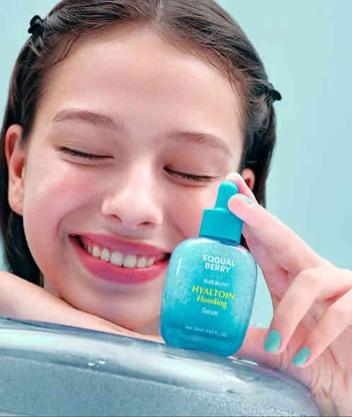 EQQUALBERRY Hyaltoin Flooding Serum disponible chez Twins Ch #الاصلي💙
ترطيب عميق وطويل الامد💙
يحتوي على حمض الهيالورونيك والمياه الجليدية اللذين يمدان البشرة بترطيب مكثف ويمنعان الجفاف.
2 تهدئة البشره الحساسه
مكون Halton يساعد على تهدئة التهيجات والاحمرار بفضل خصائصه المضادة للالتهاب.
3 اصلاح حاجز البشره
بفضل Ceramide يساعد السيروم على تقوية الطبقة الواقية للبشرة وحمايتها من العوامل الخارجية.

4. إشراقة وتجديد البشرة يساهم في تحسين مظهر البشرة الباهتة ويمنحها مظهراً أكثر نضارة وامتلاء.
5 ملمس خفيف غير دهني
يمتص بسرعة دون ترك أي طبقة دهنية، مما يجعله مناسباً الجميع أنواع البشرة، خاصة الجافة والحساسة

____________________

للاستفسار مراسلة الصفحه او مراسلة الرقم واتساب 
كوزمتك و ازياء الحاج جـواد الچايد
الـعـنـوان : المسيب-شارع البلديه القديم-مقابل صيدليه الجنوب
***********-***********
🚘 متوفر خدمة توصيل لجميع محافظات العراق 🚘
