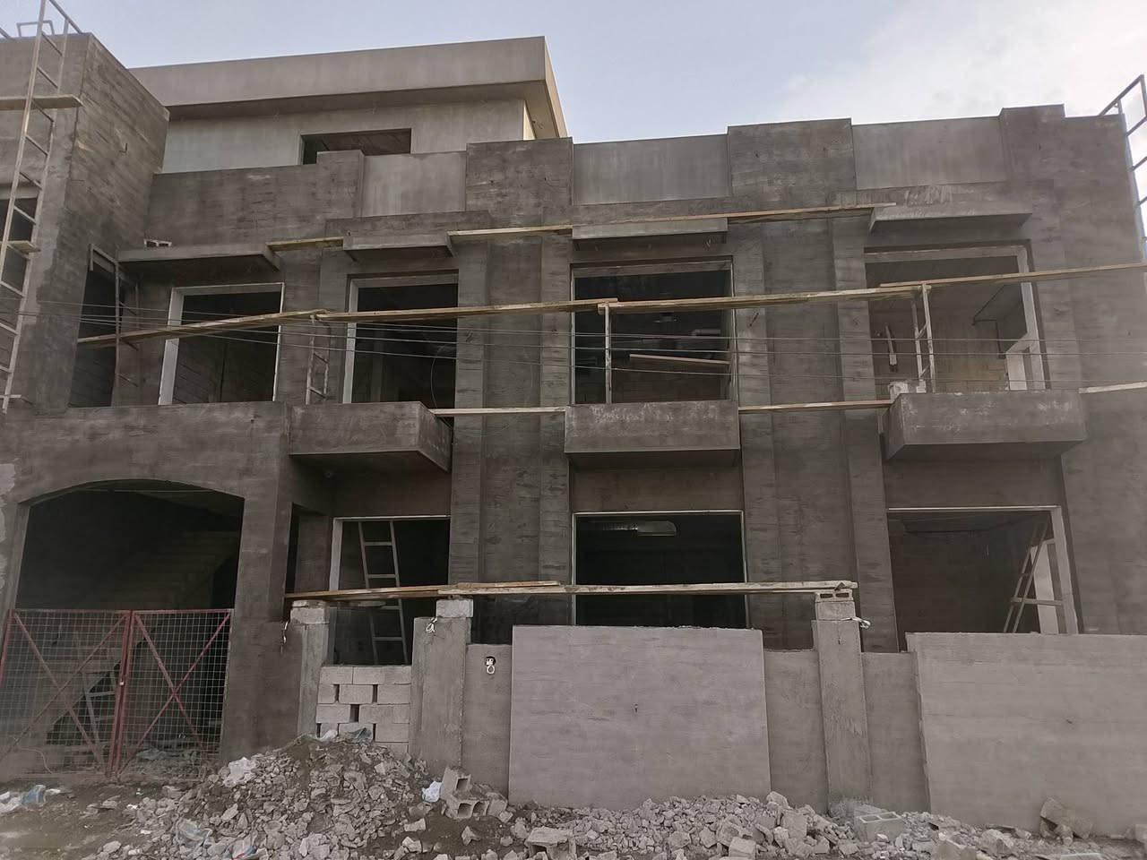 سلام عليكم نشتغل لبخ خارجي وترميم بيوت داخلي وخارجي وتفليش وتنظيف ماعليك فقط مراسله الصفحه او اتصل ع رقم ***********
