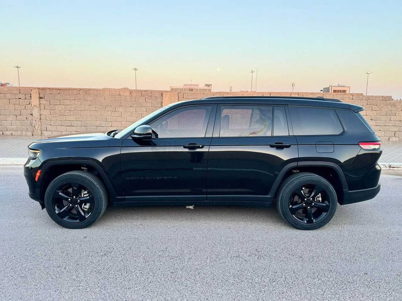 جيب جراند شيروكي L لاريـدو موديل 2023 🔥

✅ فئة Laredo
✅ سيارة عائلية فخمة بـ 7 مقاعد

• محرك 3.6L V6 Pentastar قوي واقتصادي
• كير أوتوماتيك 8 سرعات
• دفع رباعي (4×4)
• تشغيل بصمة + ريموت ستارت
• شاشة وسطية كبيرة
• Apple CarPlay + Android Auto
• كاميرا خلفية
• حساسات أمامية وخلفية
• تحكم بالسكان + مثبت سرعة
• دخول ذكي بدون مفتاح
• مكيف أوتوماتيك أمامي وخلفي (ثلاث مناطق)
• إنارة LED أمامية وخلفية
• ويل وكالة
• باب خلفي كهربائي
• أنظمة أمان متطورة (Lane Assist – Emergency Braking – Blind Spot)
• داخلية واسعة ومريحة مع صف ثالث
• مناسبة للاستخدام اليومي والسفر الطويل

🛠️ الملاحظات:
• الحادث موضح بالصور
• صبغ جاملغ أمامي فقط

💰 السعر: 30,000$
📍مرقم بصرة

📌 رقم الشاصي:
1C4RJKAG9P8841080

للاستفسار :-

*********** البصرة, العراق
