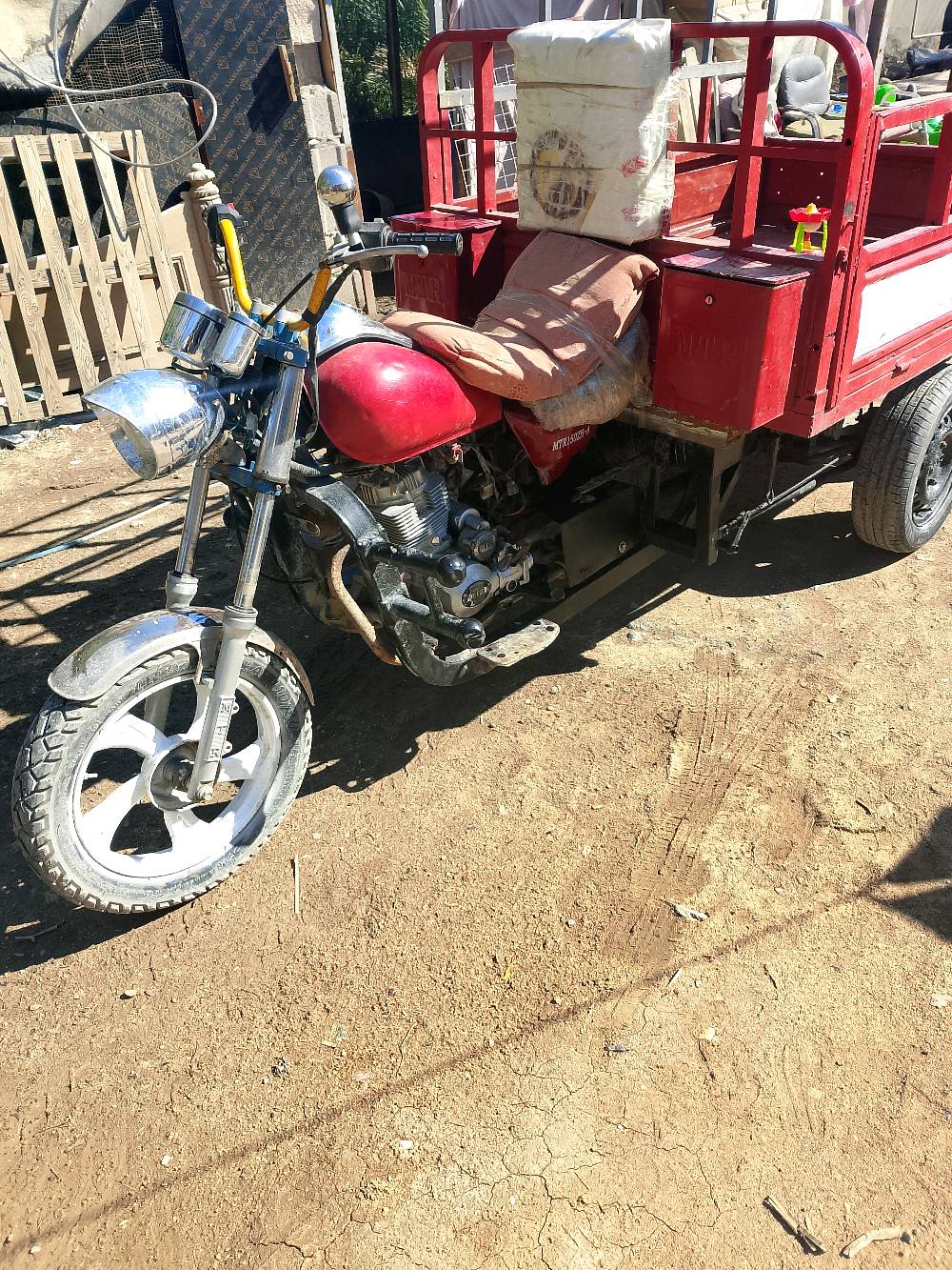 عندي تكتك للبيع بلون أحمر وفي حالة جيدة. مناسب للشغل أو للنقل. تم صيانته بانتظام وهو جاهز للاستخدام مباشرة.