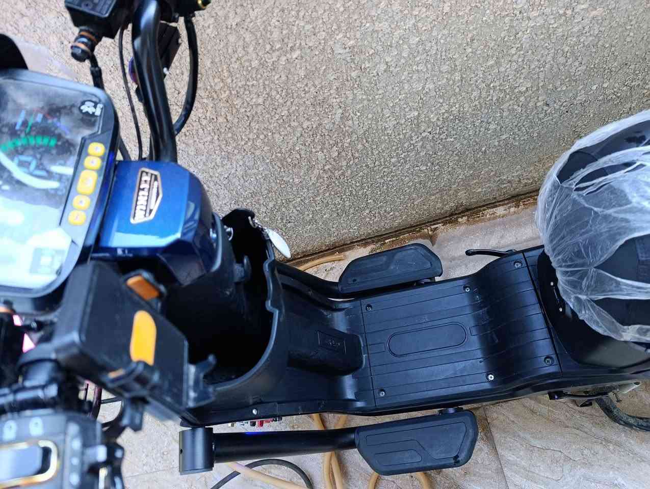 دراجه r9 مدرعه شركة ونلي الاصليه 5بطاريات مصار اسبوعين من مشتريه وصله موجود بصمه وكارت شاشه وسويج بلوتوث ٤سرعات متوازي ع بيعته المكان بغداد الشعب :*********** بي واتساب
