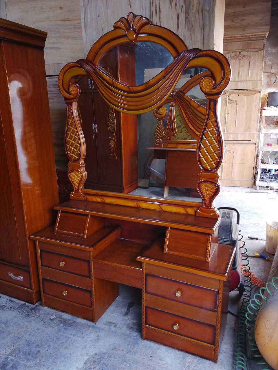 غرفة مستعملة نضيفة جدا كاملة للبيع السعر 500 للأستفسار الأتصال على الرقم *********** او مراسلة الصفحة محل ياسر العنوان بلد سوق المسقف قرب جامع بلد الكبير
