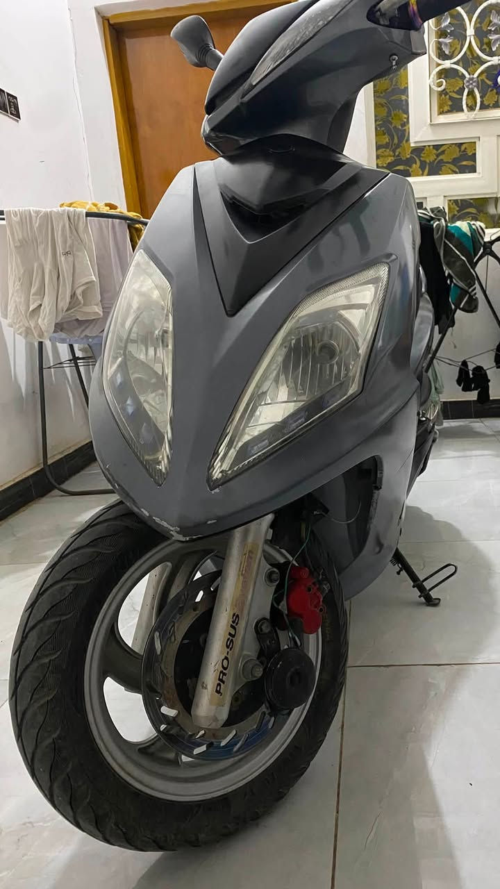 سلام عليكم للبيع او المراوس بفورزه
سيام فايتر (SYM Fighter) موديل 2019
محرك 150cc اربع ولفات 
مكينه مكفوله من التنقيص و التبخير 
الدراجه مال جناي نضيفه كلش 
عليها منظومة زينون M8 Pro 
شلعه ومعدل فول توصل 120
ومنظومة CVT منظومة كلجات نضيفه كلج امامي رياضي وخلفي بلادي وقايش جديد 
تاير خلفي جديد شادلها 
الدراجه ماشيه 26 الف وقابله للزياده 
السعر 900 الف وقابل للتفاوض 
مكاني نجف حي الجزيره 
للتواصل و الاستفسار يرجى الاتصال او مراسلة الرقم 

***********
