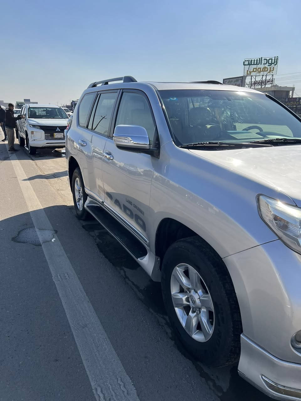 السلام عليكم اخوان برادو VxRموديل ٢٠١٥ معروفه الموصفات حادثه موضح بل سونو خشم الجاملغ ولبنيد ماشيه ١٥٥ وقابله للزياده كير مكينه مكفول السياره مال بيت مابيها نقص مكان السياره مجمع بسمايه رقم التلفون ***********السعر ٢٧٥ وبيها حك الجيه
