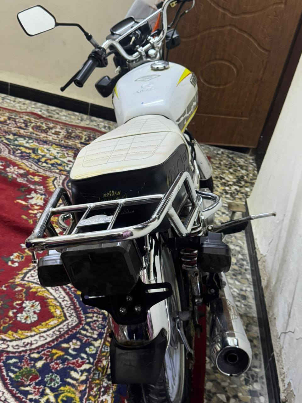 ​🏍️ للبيع: دراجة سيفان (إيراني) موديل 2024
دراجة بنظافة ممتازة (نضافة فول) وشبه جديدة، جاهزة للاستخدام مع كامل أوراقها الثبوتية.

​المواصفات والتفاصيل:

​النوع: سيفان (إيراني الأصل).

​الموديل: 2024.

​الحالة العامة: الدراجة نظيفة جداً ومحركها وشاصيها بحالة ممتازة.

​الأوراق: كاملة ومضمونة.

​الملاحظات (للأمانة):

​الدراجة بيها نواقص بسيطة جداً وما تؤثر على المشي:

​نقص استاند تعليق.

​الإشارات (طافيات).

​تحتاج صينية زنجيل.

​الشاشة الإلكترونية متحركة من مكانها (تحتاج تثبيت فقط).

عدا هذه النقاط، الدراجة ما بيها أي نقص وجاهزة.

​السعر وتفاصيل التواصل:

​السعر: 500 ألف دينار (وبي مجال طيب للشراي).

​الموقع: بغداد - البلديات - تقاطع الكهرباء.

​للتواصل والاستفسار: 📞 ***********
