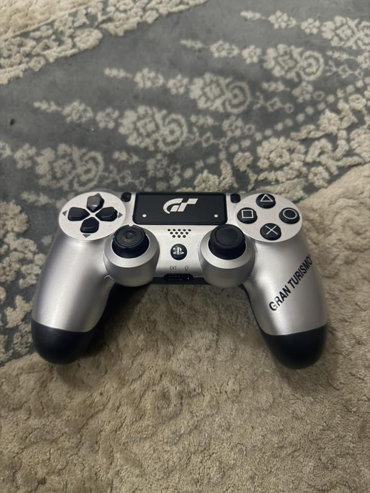 السلام عليكم بلي 4 فات قابل لل تهكير بلي مامفتوح نضيف  بس بي شخوط قليله يجي معا جويستك 2 واحده مال بلي واحده تجاريه و معال اقراص ثنين جي تي اي و باتمان المرغوب معا جميع الملحقات معا دركسون نضيف  جدا ومعا جميع الملحقات 

لل تواصل ***********.  خابرني و نتفاهم عل سعر وانشالله خير 
أو مراوس اكس بوكس سيريس إس وانطي فرق
