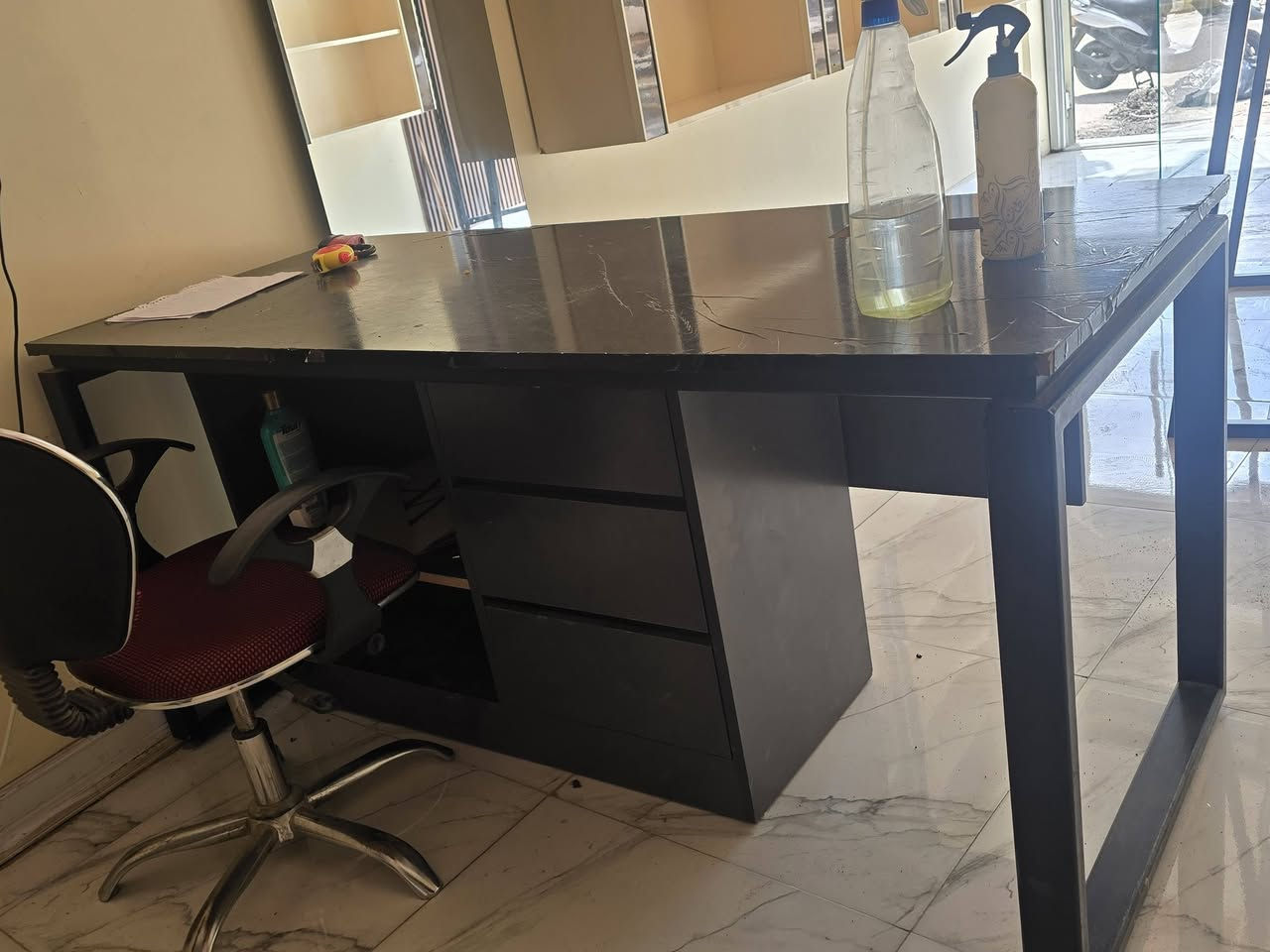 ميز للبيع خشب اصلي وحديد ثقيل جدا وكرسي الطول ١٦٠ والعرض ٧٠
للاستفسار *********** واتساب 
او مراسله خاص 
مكاني ذي قار قضاء الرفاعي
