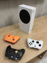 Xbox series s 512  الجهاز إصدار 2022 نضيف جدا  وياه جويستكات كيم سير ث...