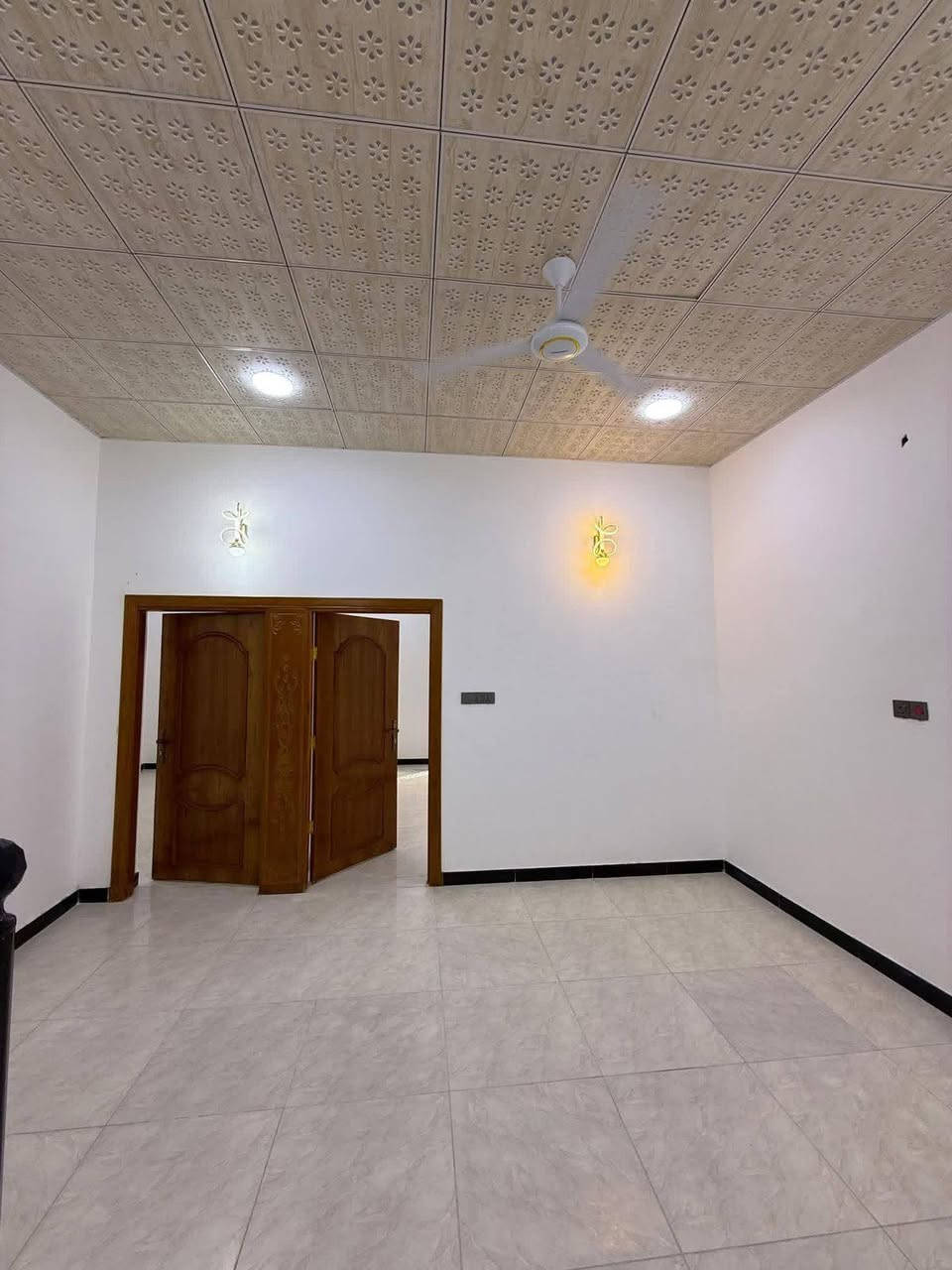 سلام عليكم 

دارين سكن بناء حديث 2026 جديد للبيع 😍

مساحه كل بيت 120 متر 

#طابو ملك صرف زراعي 
بأسم عراقي اصولي 
سند 25

يحتوي كل بيت على 
غرفتين منام 
و ديوان 
و صاله و مطبخ و مناور 
و صحيات داخلي و داخلي 
بيوت مرتبه 
و كافه الخدمات متوفره 

#العنوان بصره أبي الخصيب منطقه الصنكر 

جميع الخدمات متوفره منطقه كلش مرتبه و جيران ذهب  

سعر البيت الواحد 75 مليون و بي مجال 

***********
للاستفسار والتواصل البصرة, العراق
