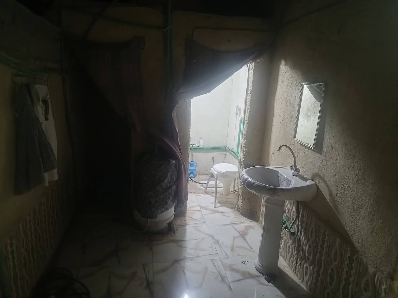 بيت زراعي لبيع مساحة ١٠٥ بناء بلوك سقف عكاده غرف ١ صاله مطبخ طارمه صحيات ناحية فضليه حي بيطره سعر ٢٠ وبي مجال قليل وتصال عله رقم *********** وتصال عله واتساب
