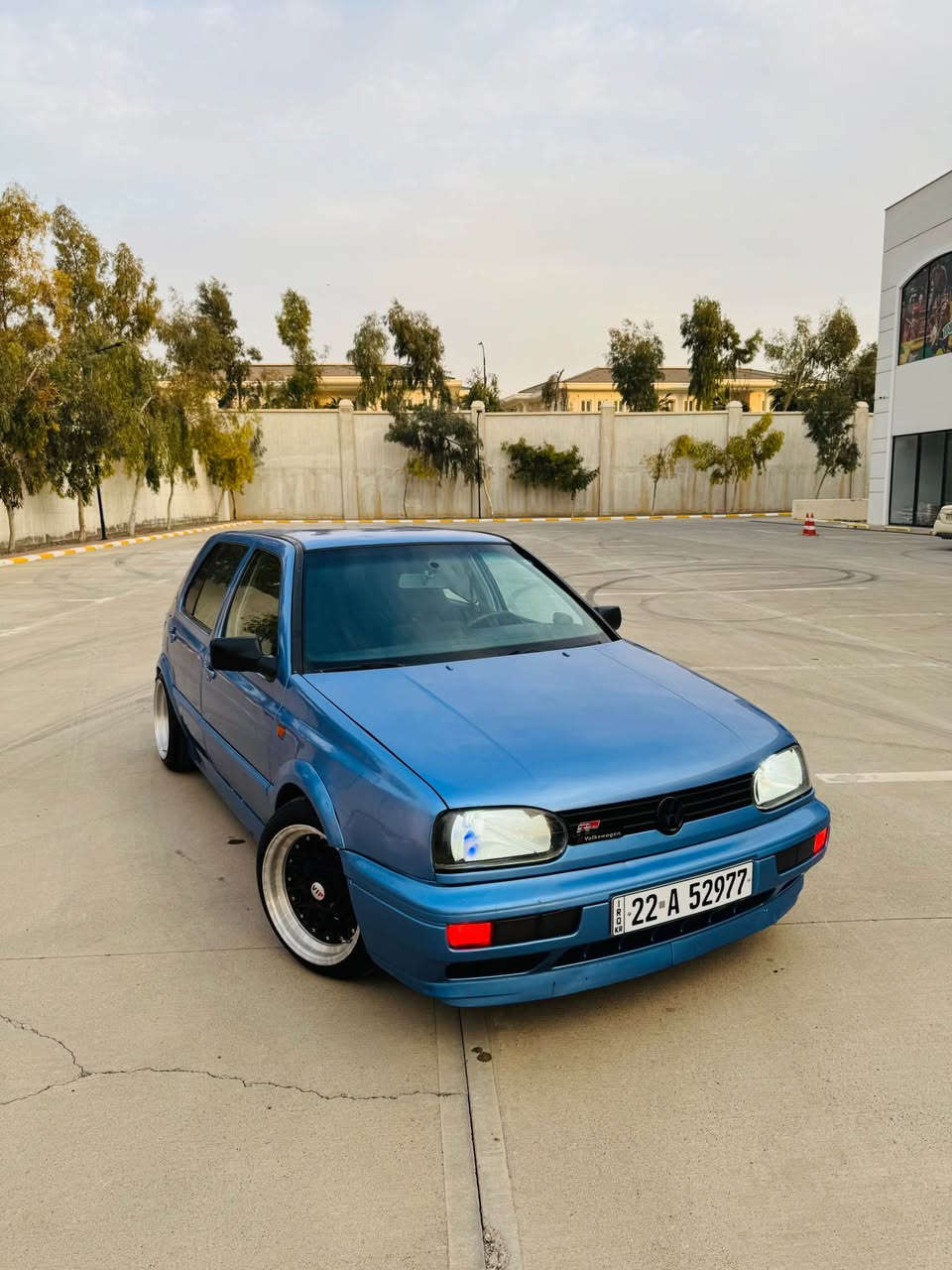 Golf 
مۆدیل ١٩٩٢ 
گێر عادی
٢ جام ئۆتۆ
تەبرید سارد گەرم 
ویل بیبی ئێس دو سایز لەفی سپۆرت 
گزۆز سپۆرت و کاتمەکەشی لەگەلە بەگ فایەر 
گێچ ئەلیکترۆنی وەلف حەماوەی سپۆرتی لەسەرە پانکە کارەبای 
کامل جوانکاری بۆکراوە سەیارەیەکی زور جوان و خاوێنە 
رەقەم و سەنەوی تا ٢٠٣٠ تازەیە هەزەی نوێیە تەحویل وەکالە بەشەرت گێر و مەکینە و کارەبایەتی هەموی مەزبوتە 
سبوخ پەمپ کرایتەوە لۆ جوانی یەک قرچی پشتی هەیە لای سەکنی ئەویش کەمە یەک هەزار مەسرەفی نیە نرخی ٤٣ وەرەقەیە و مامەڵەیەکی زۆر کەمی تێدایە 
ناونیشان هەولێر 
ژم…
*********** أربيل, العراق
