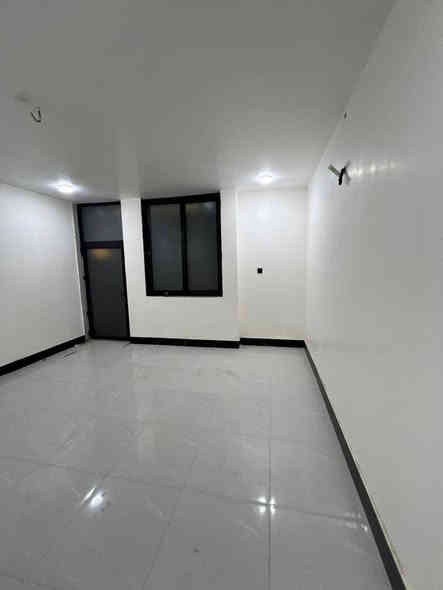 دار للبيع مساحه 100 متر حي الجامعه طابقه منطقه 28,000 يتكون من ثلاث غرف نوم صاله عدد اثنين مطبخ صحيات عدد ثلاثه استقبال مفتوح على الصاله السقف جمس ارضيه مرمر سعر المطلوب 230 اتصال بالمكتب استفسار واتساب موجود ***********
