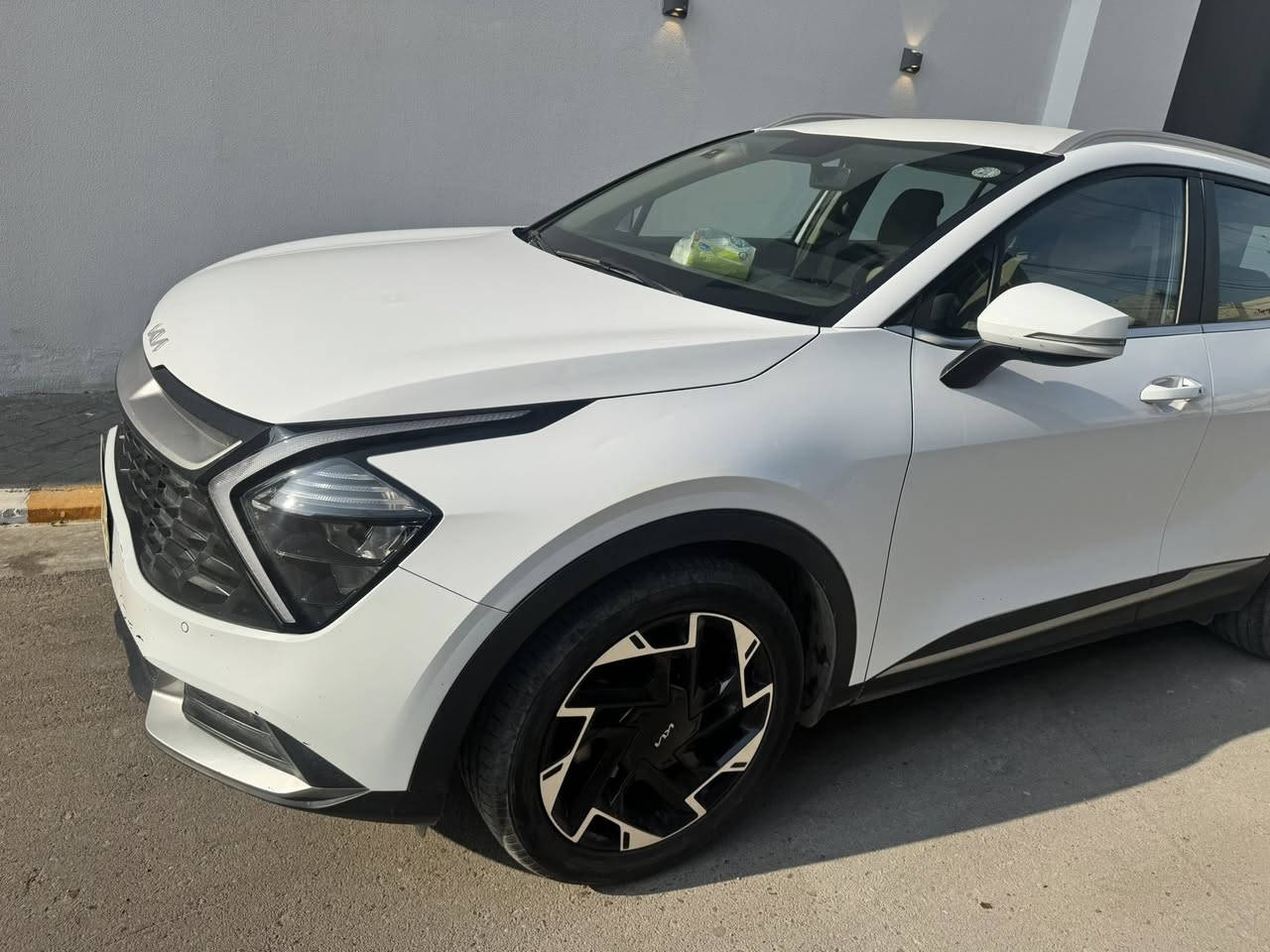 كيا سبورتج ٢٠٢٢ ابيض اللون 
الممشى ٥٥٣٩٨
تدفئة كشنات الاماميه مع الستيرن
مثبت سرعه 
قمارة حديد 
كشن كهربائي للسائق
بصمه واحده فقط
مكفوله من كلشي 
بيها شخوط بسيطه ما مصلحه 
السعر 21,700  
***********
