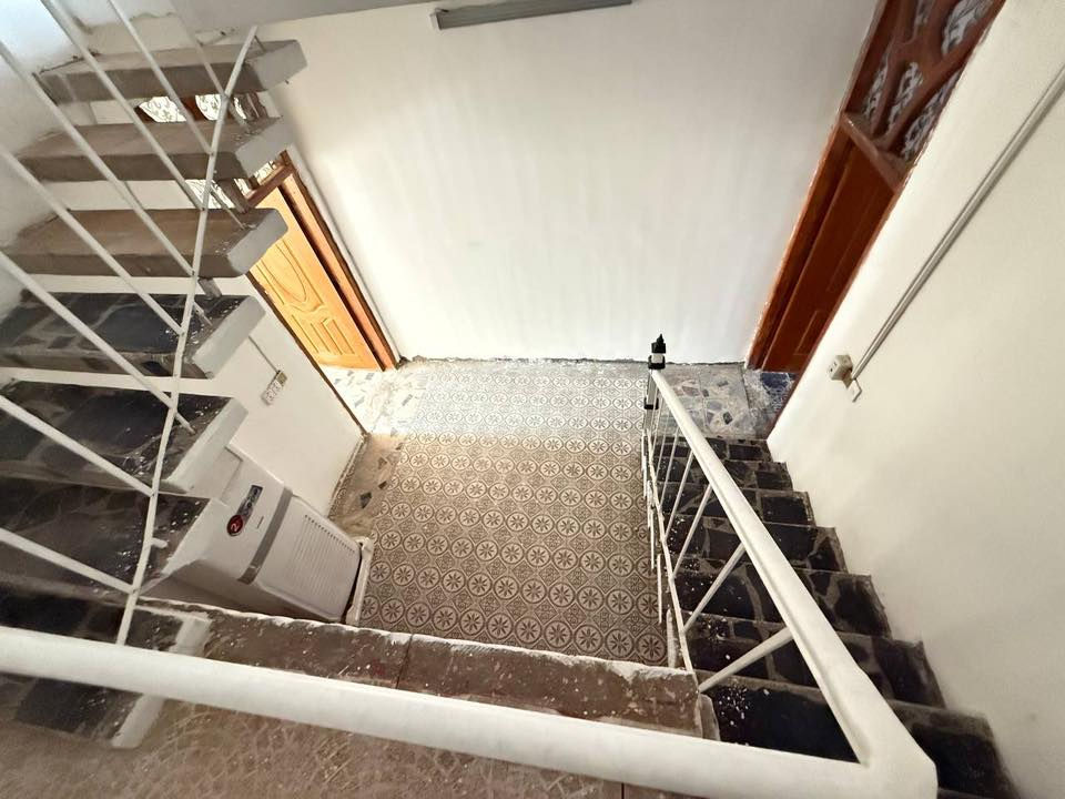 � للبيع بيت مميز في الكوت – الجمعية
📍 الموقع: الكوت – منطقة الجمعية – قرب حديقة السيسبان – على الشارع العريض
🏠 المساحة: 100 متر 

✅ تفاصيل البيت:

 • الطابق الأول: طرمة كبيرة – استقبال واسعة – هول كبير – غرفة نوم – مطبخ حار خارجي – خدمات خارجية
 • الطابق الثاني: غرفتين نوم كبار – حولي 
الطابق الثالث بيتونه وسطحين 

✅ مميزات الموقع:

 • شارع عريض جداً ورصيف واسع
 • مقابل البيت مدرسة وحوله 4 مدارس أخرى
 • قرب حديقة السيسبان
 • قريب جداً من محطة غاز ومحطة ماء
 • قريب من الأسواق والخدمات الرئيسية

🔑 البيت ملك صرف وجاهز للبيع فوراً

📞 للاستفسار والتواصل: ***********

البيت مجدد بالكامل – ترميم جديد – كلشي بي جديد وشغل متعوب علي
