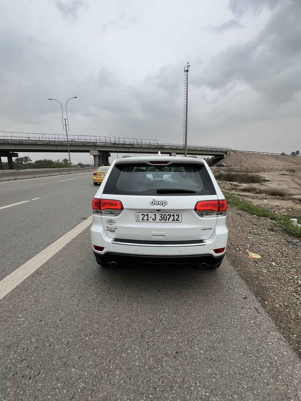 سلام عليكم جيب فول 1/1  (  جديده اخت زيرو)
الموديل 2018  (خليجي) . وكالت هارلم السياره 
المحرك : V6.  3.6L . 
العداد : 98
رقم سليمانيه  
مكفوله من صبغ  و اي ضرر كفاله
 ماعده رصعه بلباب بعده عله وضعه 
سياره علا ايدي  برغي ما ملعوب بيهه شرط  
سياره من النوادر جديده و حلوه استخدام قليل جدا
المواصفات فوول للخير 
*قياده ذاتيه 
*داخل بيجي واسود  
*فول مواصفات
* دفع رباعي 4x4 . 
* رادار جانبي مع مانع تصادم .
* تحذير الخروج عن المسار ⚠ . 
* تحذير النقطة عمياء ⚠ .
* نظام الاسطفاف الآلي (اوتو بارك) .
* ويل قياس 20 انج .
* سقف بانوراما . 
* شاشه كبيرة 8.4 انج . 
* نظام الخرائط (GPS) .
* نظام التعليق هوائي (جكات) . 
* ستيرن كهربائي . 
* المصابيح الأمامية زنون .
* كشافات الضباب زنون .     
* تشغيل عن بعد .
* صندوق كهربائي .
* مقصورة الركاب من الجلد الفاخر .
* حفظ وضعيات الجلوس (ميموري) . 
* المقاعد الأمامية كهربائية .
* المقاعد الأمامية تبريد وتدفئة .
* المقاعد الخلفية تدفئة .
* مشغل اقراص CD/DVD . 
* سستم صوت هارمون كوردون . 
* حساسات أمامية
* حساسات خلفية . 
* كاميرا خلفية .
* تدفئة ستيرن . 
* بخاخ ماء على المصابيح الامامي.
* المرايا الجانبية قابلة للطي .
* مرايا متحسسه للضوء العالي . 
* مانع تصادم خلفي .
* مقود السائق من الخشب . 
* بلوتوث تلفون . 
* محدد سرعة . 
* نظام التشغيل والاطفاء الاوتوماتيكي ( Auto Start System ) .
* نظام بريك اوتماتيكي ( Auto Break System ) .
مكاني بغداد الدوره 
*********** 
ملاحضه يوجد بارد اسفل حافه الجاملغ الامامي مقدار شبر واحد حقيقي فقط لاغير السياره بلحقيقه احلا من الصور 
السعر 270 $ وبيها مجال لطيبين
