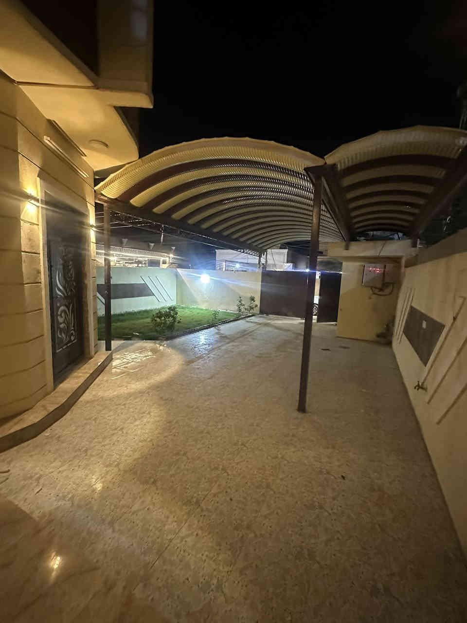 السلام عليكم دار للبيع 
المساحه 300متر 10*30
يحتوى ع 4نوم طابقين 
صيحات داخلي وخارجي
بناء 2022 بناء حديث 
سحب الطابق لارضي كاملآ
 العنوان الدار تكريت القادسيه 
حي الضباط بداية مدخل شارع جليل القصاب
او مقابيل جامع الرحيم 
لاستفسار ***********
