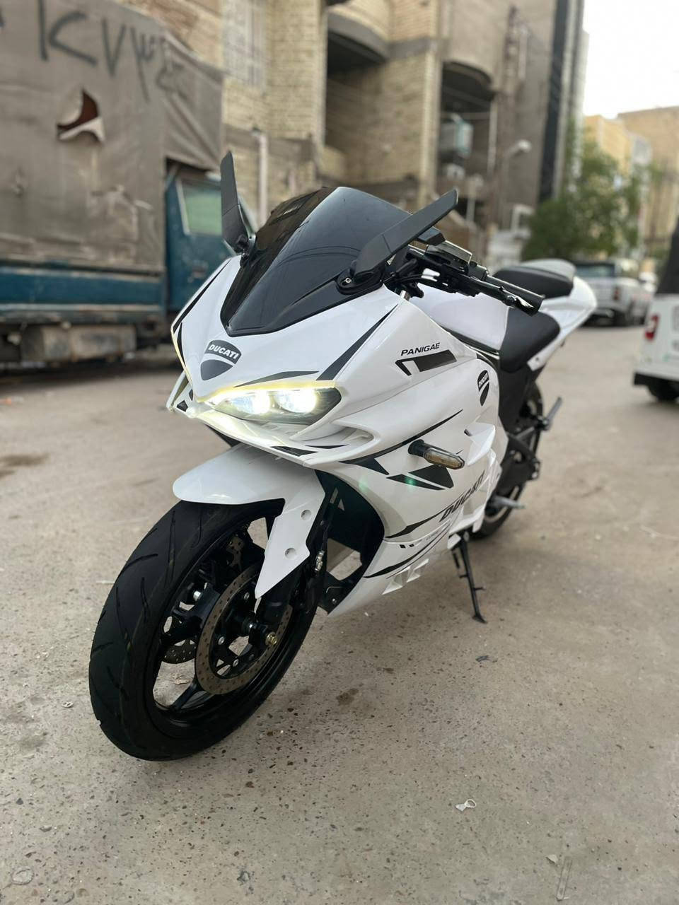 السلام عليكم للبيع دراجه شحن بطح دوكاتي بطاريه اخت الزيرو دراجه جاهزه ونضيفه كل نقص مابيها المواصفات 6 بطاريات مسطره شركت ونلي موديل 26 سرعه 110 قافله 90 ملف 3000 نمر 3 اشاير يمنه يسره ورباعي لايت زنون عالي ناصي هورن نضام البارك والرجوع للخلف Rنضام مثبت سرعة تشغيل بصمه وسويج مكاني بغداد جديده سعر 1750 وبيها مجال ***********
