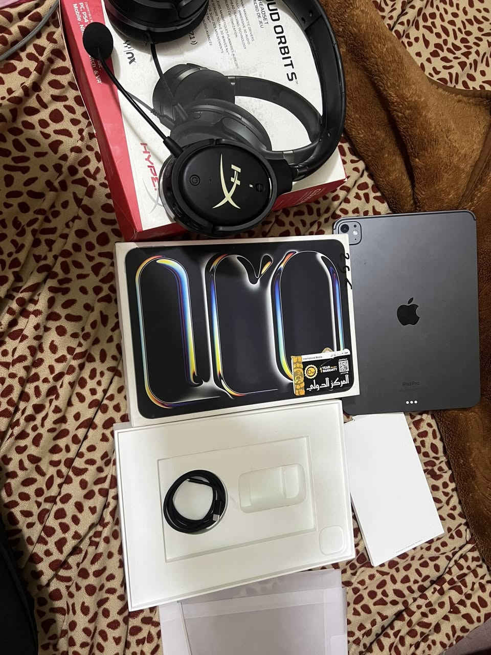 ايباد 11 m4 نضافه ١٠٠ بطاريه ٩٢ ملحقات كامله 
وسماعه هايبر اكس cloud orbit s اصليه 
ملحقات كامله 
للبيع مكاني بغداد البياع ***********
