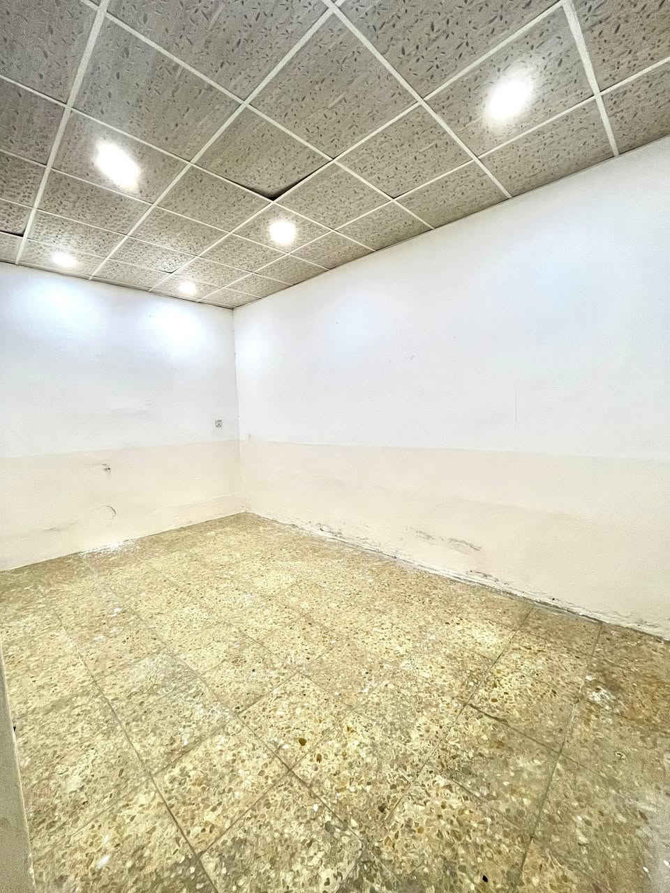 بسم الله الرحمن الرحيم                                                           للبيع بيت مساحة ١٠٠ متر في حي ميسان منطقة ٢٢ موقع  مميز قرب شارع بوريات تفاصيل بناء شلمان نظيف غرفة نوم وصاله ومطبخ واستقبال وصحيات سعر ٩٥ مليون وبي مجال للاستفسار مكتب العبدلي للعقار موبايل *********** اطلب ونحن بلخدمة للاستفسار
