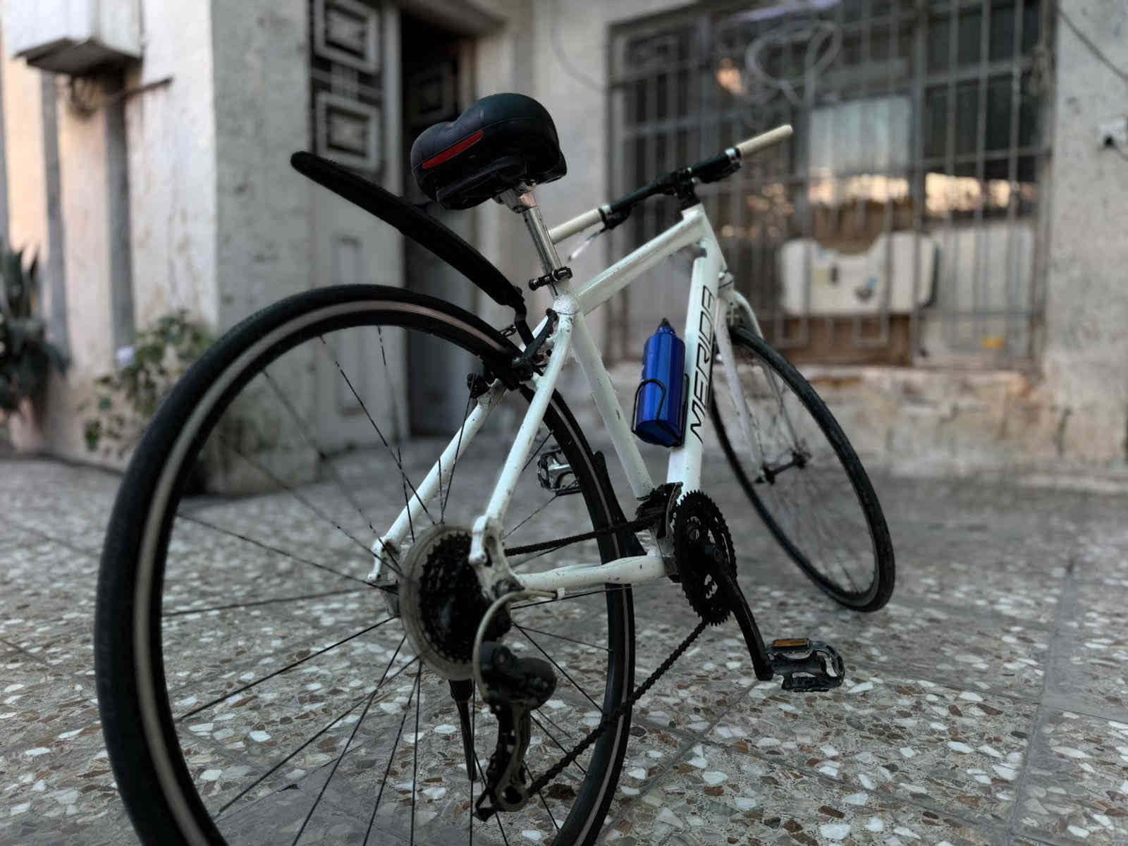 السلام عليكم 
بايسكل C700 ماركة مبردا  MERIDA حجم 28 معدن المنيوم ويالة ماركة جاينت سستم شيمانو تورني موديل حديث مضلع تبديلات الكير 3*8 البايك مختم ميردا خفيف وسلس مناسب للمسافات البعيده كامل مابي نقص السعر 150 الف وبي مجال مكاني الكاظمية او ساحة عدن ***********
