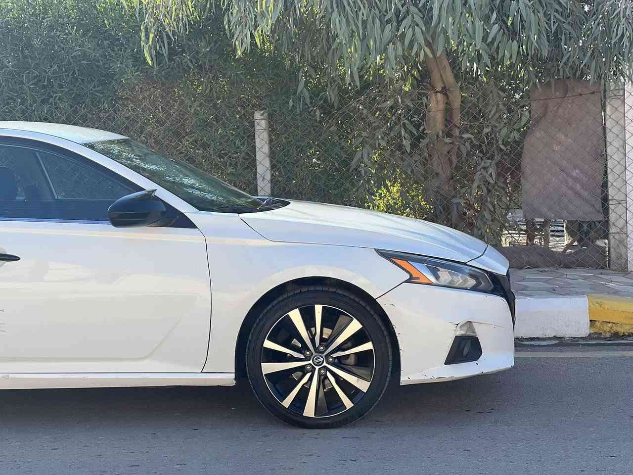 نيسان التيما موديل 2019 SR
رقم اربيل بأسمي الرقم شبه مميز ماشية 120 فقط السيارة داخلها اسود جلد سيارة ضرر امريكة بنيد ونص الجامرلغ مال سكن وهنا صار بيهة شخوط ب باب الخلفي جهة السكن ممصلحة ع وضعيتة وواضح ب صور مواصفات كشن السائق تحكم كهرباء +لايتات زينون بلاد+تشغيل عن بعد+رادارت شغاله كلهة امامي جانبي+تحكمات ستيرن حجم محرك السيارة 2.5 تنفس طبيعي  السعر المطلوب (148) فقط وبيهة مجال للشراي 
الهاتف:***********
واتس اب و رقم فقط!
