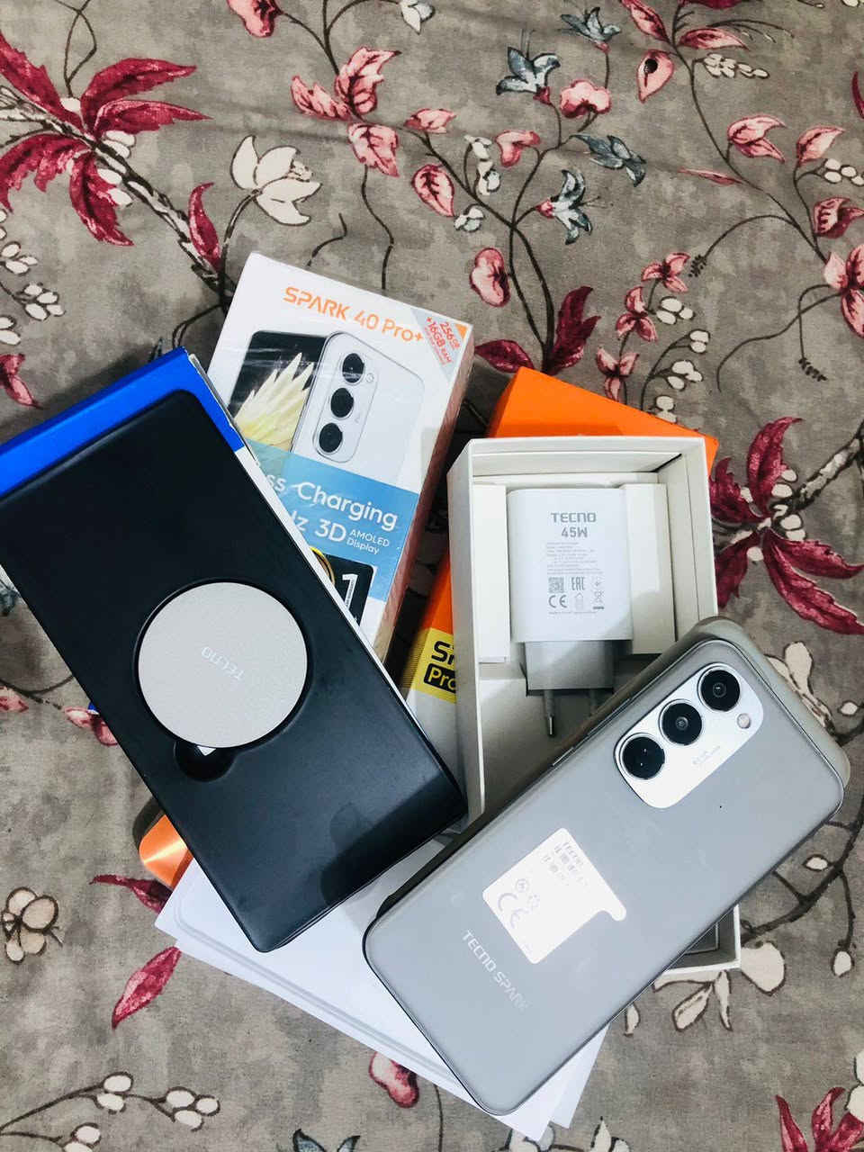 جهاز تكنو سبارك 40برو بلص
جهاز نضيف 100/100 استخدام كلش قليل 
ذاكرة 256 رام 8+8 
البطارية 5200 
شاحنه 45واط كامل ملحقاته الاصليه مع شاحن لاسلكي 
شاشه 144هيرتز 

سعر 230وبي مجال قليل تواصل خاص لو واتساب ***********
