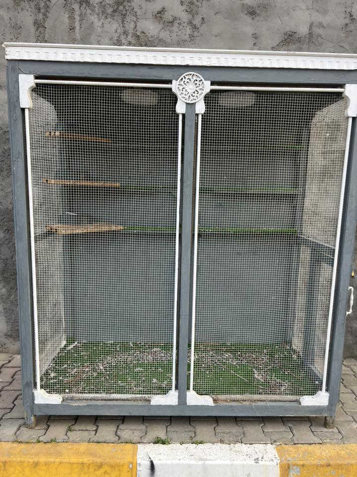 السلام عليكم قفص للبيع الطول ٢متر والارتفاع ٢متر والعرض متر السعر ٧٥ قفل اشراي يتصل ***********
