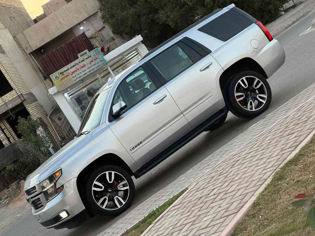 السلام عليكم
***********

للبيع شوفرليت تاهو RST محرك( 5300 ) 8 سلندر

ماشية 100 الف كم 
مواصفات السيارة 

بصمة تشغيل + تشغيل عن بعد

كامرة دوارة 

تحكمات ستيرن جهتين

كراسي كهرباء جلد 

كراسي تدفئة تبريد

كراسي خزن ميموري 

صندوق كهرباء 

شاشة كبيرة + قاصة 

سستم صوت BOSS
وبيها بعد هواي مواصفات ماذكرتهن 

السيارة بيها 4 قطع صبغ تخريب + سرقة 
بدون شواصي بدون دواخل 
كير مكينة مكفولات 
صدر امامي خلفي جديد 
السيارة جاهزة مابيها شي ترايها للبصرة
السعر 255 وبيها مجال 
مكان السيارة بغداد
