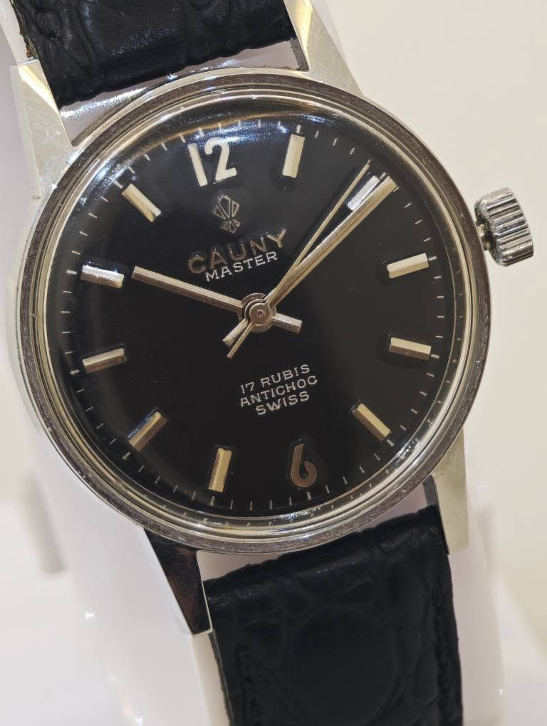 Cauny 🇨🇭 

¤ نسائي / رجالي 

¤ الساعة من شركة كاوني السويسرية 

¤ الساعة تعمل بنظام الميكانيك 17 حجر - نسبة النظافة ممتازة  - السير جلد سويسري مستبدل 

¤ قطر الساعة 31

¤ السعر 100 الف 

¤ يتوفر توصيل لكافة المحافظات العراقية 🇮🇶 
اي استفسار راسلونا خاص وكل الهلا بيكم 💕 بغداد, العراق


**إذا كنت صاحب هذا الإعلان وتريد حذفه لأي سبب، رجاءا أرسل رسالة إلى الدعم الفني**