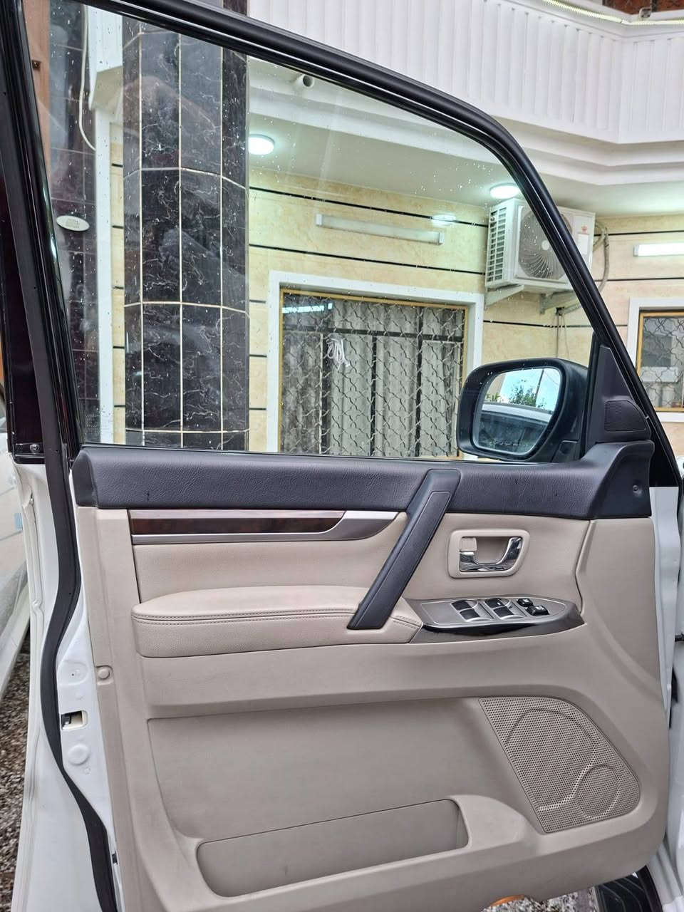 السلام عليكم 
للبيع باجيرو 2017
حبتور فول مواصفات 
رقم اربيل بأسمي 
مكينة 3.5
فور ويل
كشنات جلد  بعده شخط مابيه 
12 سماعة + دمام معروفه الحبتور 
وباقي مواصفات الحبتور المعروفة من فتحه وجلد وكشن كهرباء..... 
السيارة مكفولة كفالة عامة  وجديده على ادينه مالت الحجي وماشيه ٩٣ 
والسياره جاهزه من كير مكينه تبريد صدر كله جاهز وين متحب افحص مكفوله ان شاء الله حتى من الشخوط السياره 
سيارة جديدة واحلة من الصور 
السعر 235$ وكلشي اكو بالسوك 
مكاني بغداد حي الجهاد *********** ابو محمد بغداد, العراق
