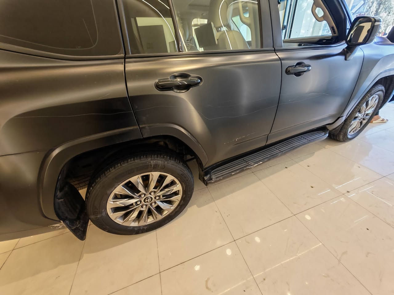 السلام عليكم حياكم الله لاندكروزر 2022 GXR محرك 4000الاف 6سلندر تنفس طبيعي بدون تيربو  ساز تطبيق ام ٣ شاشات  
مغلفه بلاك مات اسود طافي 
ماشيه 107 الف كيلو متر 
مكفوله  من ضربه بجم وخلف  كلشي مابيه  عده الي بل فيديو موضح وكلهن صايره بل بي بي اف
السعر 60الف دولار 6شدات وبيه مجال جدا جدا بسيط حك الجيه اخوان مااقفل سعر على  تليفون. 
مكان بغداد شارع فلسطين للاستفسار ***********
