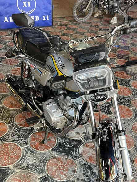 السلام عليكم شباب دراجة سولنك 5نمر  2025 دراجة ما ماشية هوااي صار شهرين نازلة رمبة وما بيهة ايشي نقص كلشي شغال هورن اشاير عداد سرعة حتة حساس البريك يشتغل كهربائيات كاملة والدهن كل اسبوع اديرلهة ميكي مولي وبانزين محسن وعادي اخبطلهة السعر 800 وبيها مجال ويرهم مراوس حتلو كلك للاستفسار ***********
