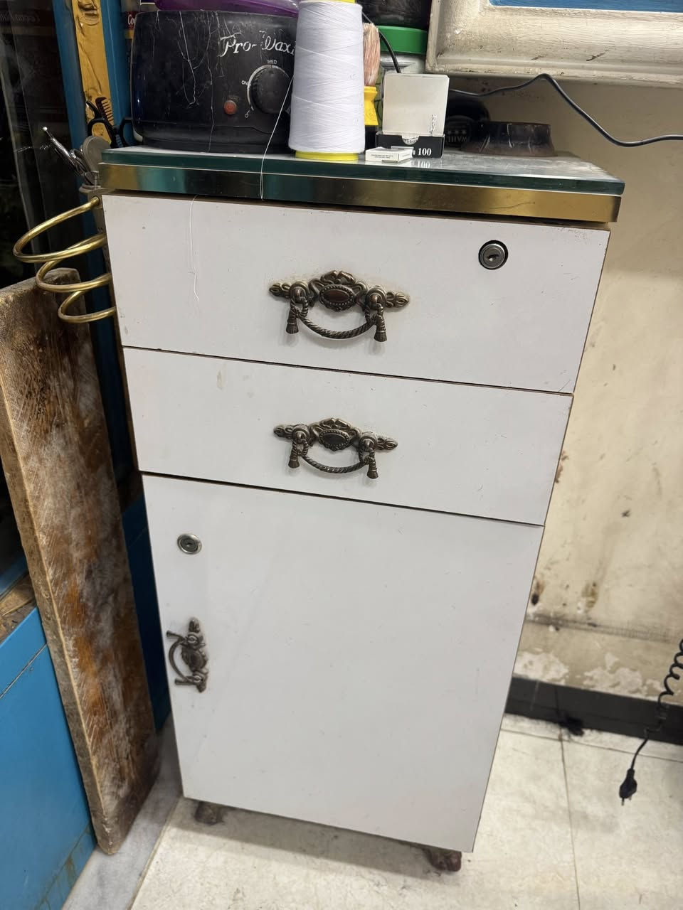 السلام عليكم
عندي 3 مريات و3 ميوز و3 رفوف وبعد عندي هم اغراض للبيع بغداد مدينة الصدر لتفيده يراسلني وبخدمة


**إذا كنت صاحب هذا الإعلان وتريد حذفه لأي سبب، رجاءا أرسل رسالة إلى الدعم الفني**