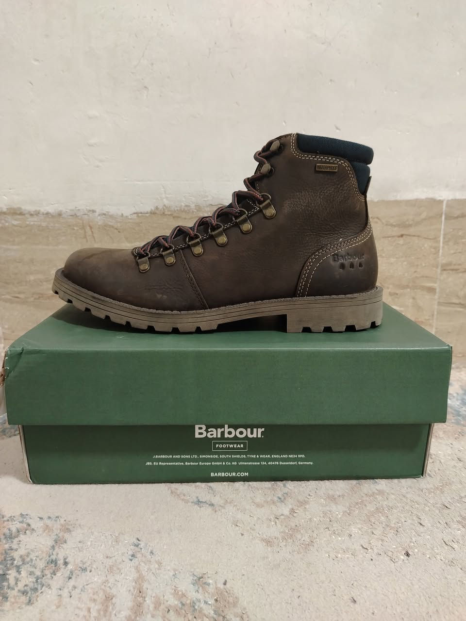 توفر بوت جوزي ماركه(Barbour) ماركه بريطانيه صناعه فيتنامي جلد طبيعة وتربروف ٣ طرقات حلقات حديد ضد التزحلق فول طبي شرط دبانه رجلك تغرق بي قطعه راقيه موجود كم قطعه سعره ٥٠ للتواصل واتساب ***********
