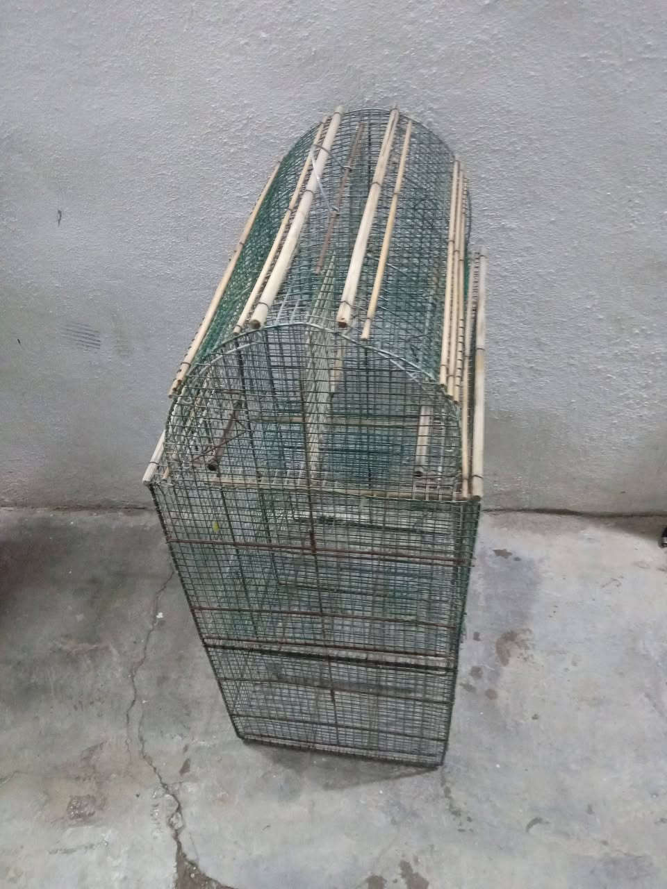 اقفاص بلابل للبيع نضيفات  السعر الچبير ابو 4 فخاخ 
27  / الثنين العادي  على 8./ اللون الورده 5 والچبير الي على اليمين سعره 13 عنوان كركوك روناكي سايدين الرقم ***********
