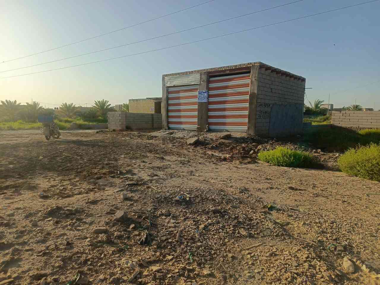 سلام عليكم
قطعه مع محلات للبيع 
محلات ثنين جهزات 
ماي وكهرباه ع شارع ريسي 
مساحه 800متر 
موقع القطعة ع شارع بني زيد 
قرب معامل البلوك ال حامي
تفاصيل اكثر تصال ‏‪***********‬‏ 
‏‪***********‬‏
