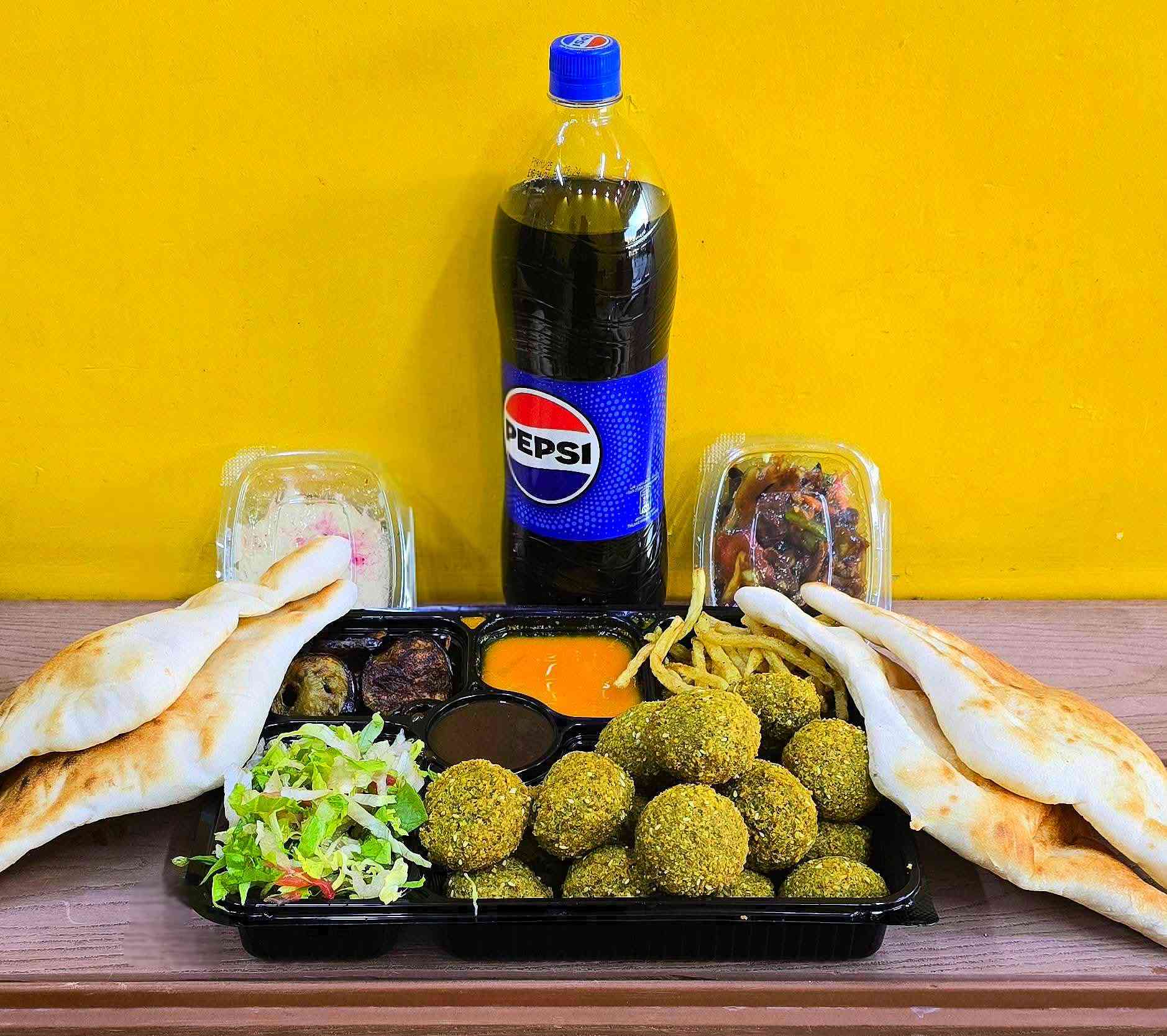 أقوى عرض في بسماية من مطعم (سيد الفلافل)   
يوجد وجبة عائلية مع  ببسي كبير سعر (5,000)
 مع مقبلات مجانية
دلفري*********** واتساب
العنوان : بسماية مجاور سيطرة البوابة الجديدة
